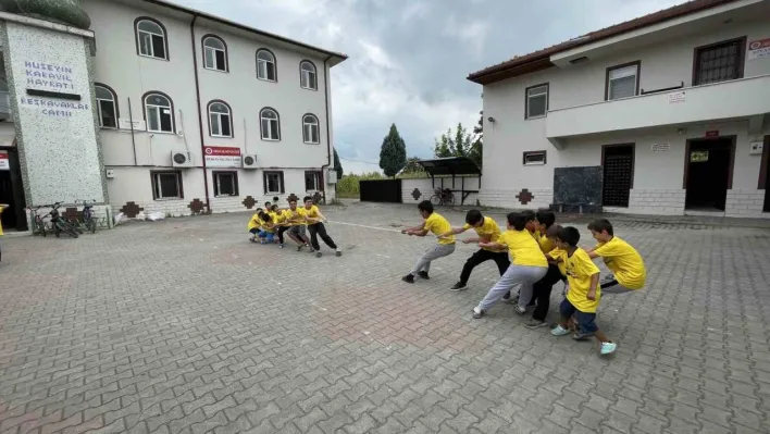 Her gün farklı etkinlik düzenliyor, çocuklar camiye akın ediyor