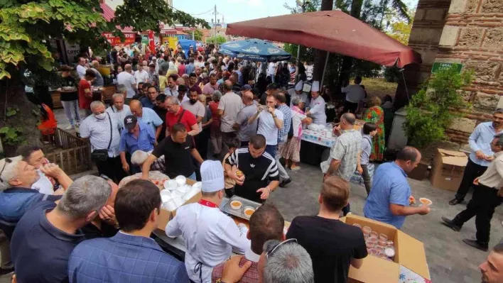 Her yıl bu çorbadan içmek için uzun kuyruklar oluşturuyorlar