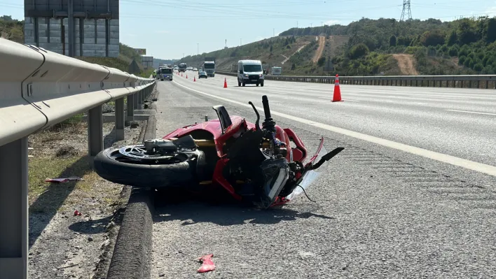 Hız tutkunu motosiklet sürücüsü bariyerlere çarparak hayatını kaybetti