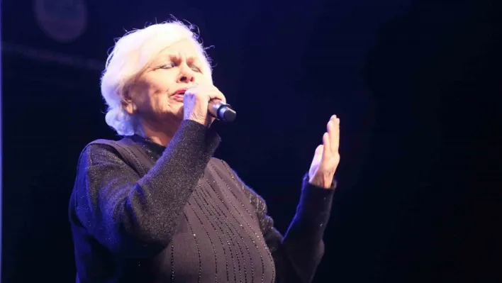 Huri Sapan, 55 yıllık sanat yaşamını anlamlı bir konser ile noktaladı