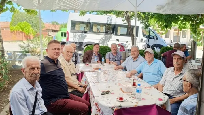 Huzurevi sakinlerinen köy gezisi