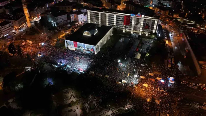 İBB binası önündeki kalabalık havadan görüntülendi