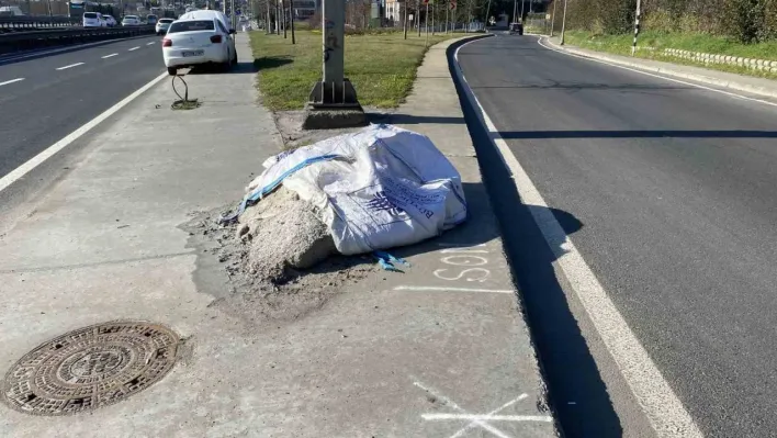 İBB ekiplerinin yol kenarına koyduğu tuz çuvalları yola saçıldı