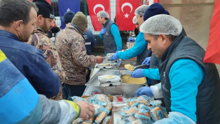 İBB Hatay'da sıcak yemek dağıtmaya başladı