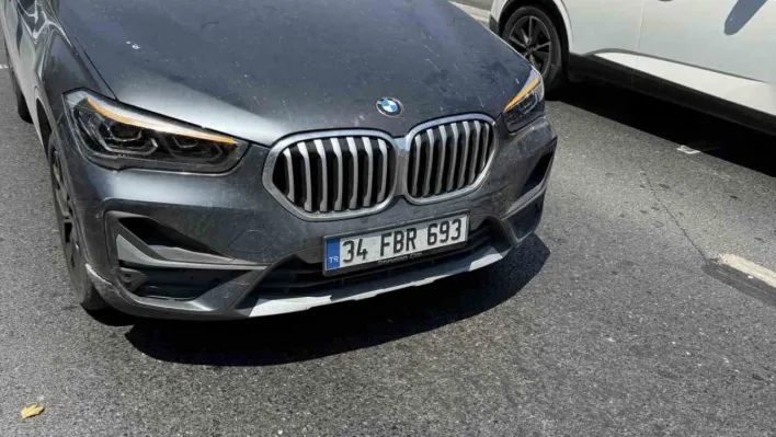 İBB'ye ait kamyonetten düşen çöp torbası 5 aracın kaza yapmasına neden oldu