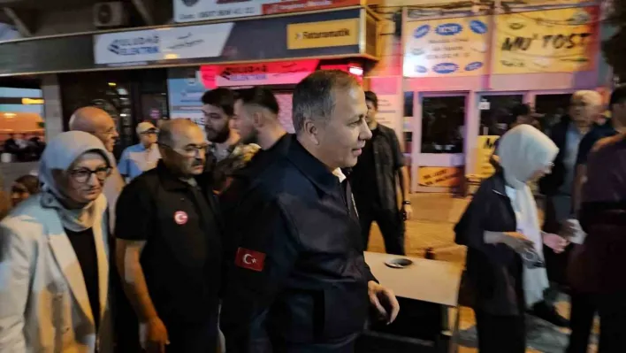 İçişleri Bakanı Ali Yerlikaya 6.1'lik depremin yaşandığı Sındırgıda açıklamalarda bulundu