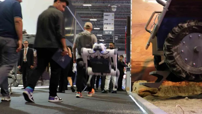 IDEF'te sergilenen zıplayan, takla atan ve selam veren robot köpekler ilgi görüyor