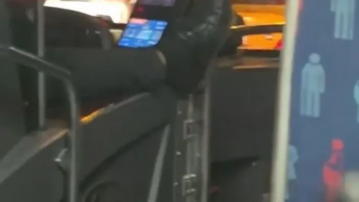 İETT otobüsünde şok eden olay kameraya yansıdı: Şoför ayağını akbil basma alanına uzatarak araç kullandı