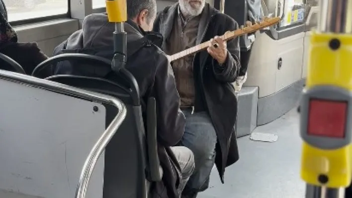 İETT otobüsünde türkü molası: Yolcular hem şaşırdı hem keyif aldı