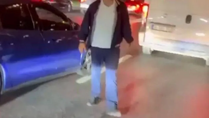 İETT şoförü trafikte sürücünün üstüne yürüdü: O anlar kamerada