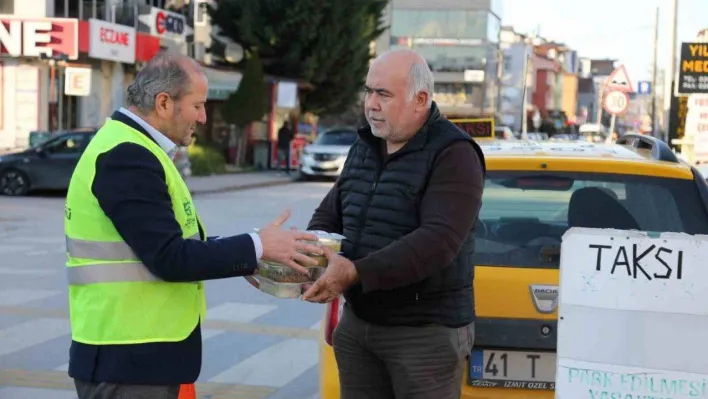 İftar saatinde 420 taksiciye sıcak yemek dağıtıldı