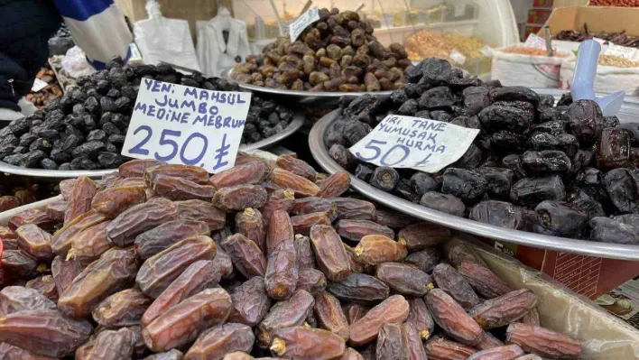 İftar sofralarının vazgeçilmezi hurma her kesime uygun fiyatla satılıyor