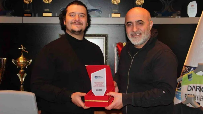 İHA muhabirine teşekkür plaketi