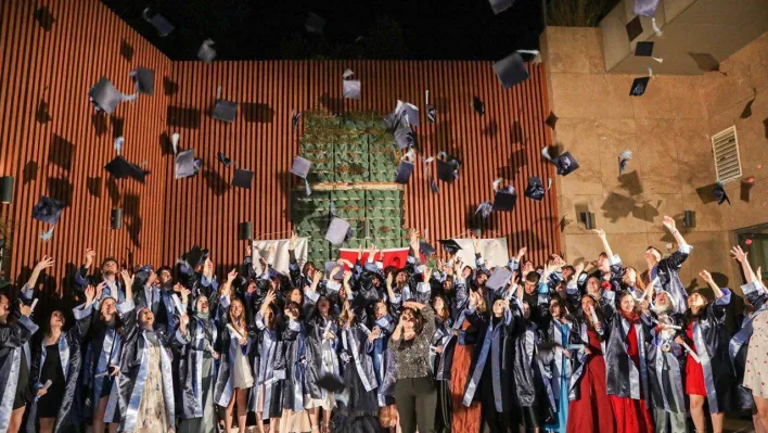 İhlas Koleji'nde coşkulu mezuniyet töreni