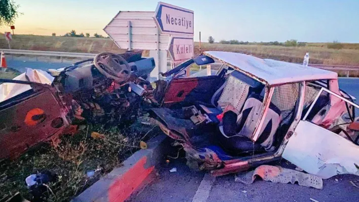 İki aracın çarpıştığı kazada otomobil ikiye bölündü: 3 yaralı