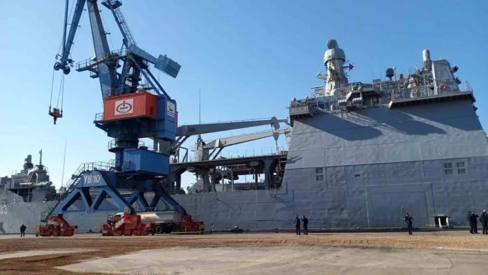 İki devasa gemi yüzen hastaneye çevrildi