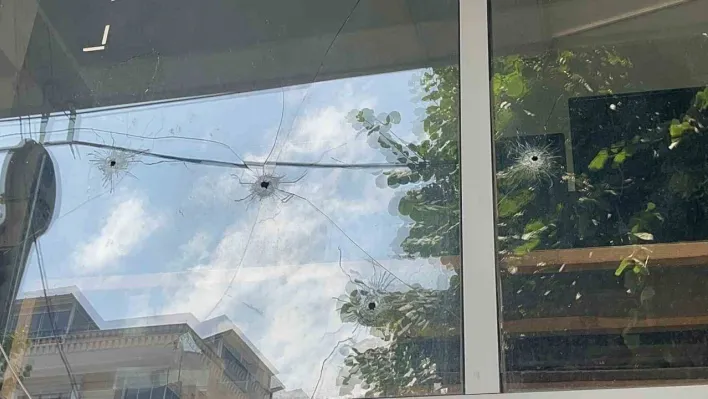 İki genç işyerini kurşunladı, rahat tavırları pes dedirtti