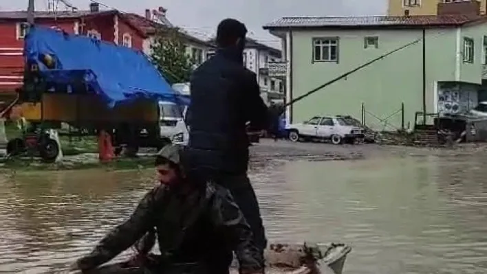 İki kafadarın göle dönen sokakta yaptığı mizansen görenleri şaşırttı