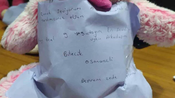 İki küçük arkadaş en çok sevdikleri oyuncak bebeklerini deprem bölgesine gönderdi