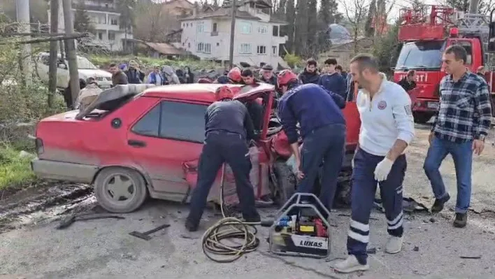 İki otomobil kafa kafaya çarpıştı: 1'i ağır 3 yaralı