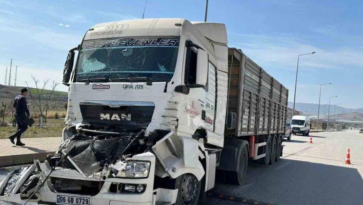 İki tırın çarpıştığı kazada yaralanan sürücü hayatını kaybetti