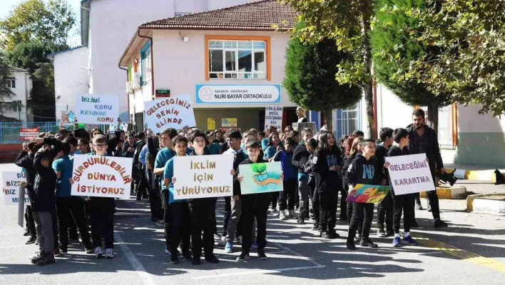 İklim değişikliği ile mücadeleye dikkat çekmek için bando eşliğinde yürüdüler