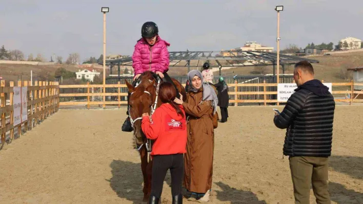 İlk kez ata binmenin mutluluğunu yaşadılar