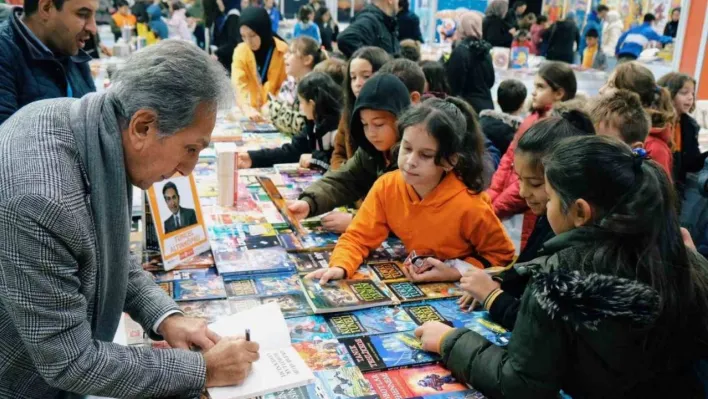 İnegöl'de kitap günleri coşkusu sürüyor