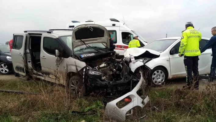 İnegöl'de ticari araç ile otomobil kafa kafaya çarpıştı: 5 yaralı