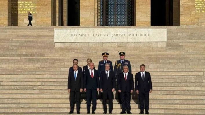 İngiltere Başbakanı Starmer, Anıtkabir'i ziyaret etti