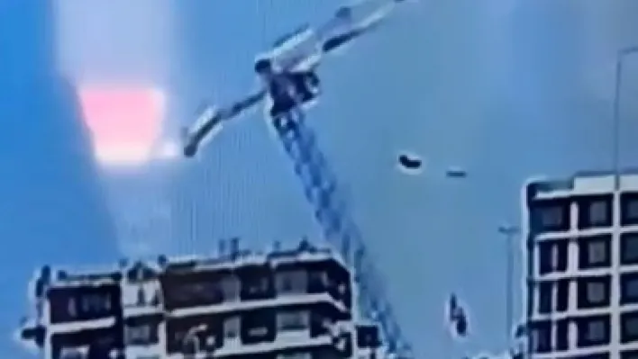 İnşaat alanındaki vincin devrilme anı kamerada