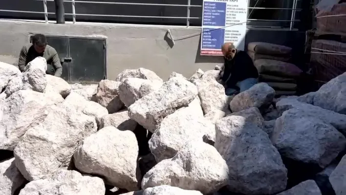 İnşaat işçileri ekmek parası için 1 Mayıs'ta taş kırdı
