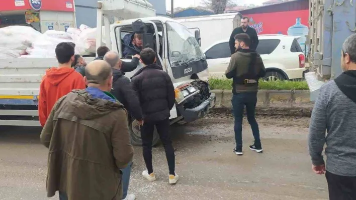 İnşaat malzemesi yüklü kamyonet, tıra arkadan çarptı: 1 yaralı