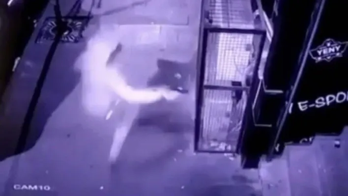 İnternet kafeye silahlı saldırı kameraya yansıdı: Kovaladığı gence ateş açtı