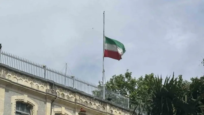 İran İstanbul Başkonsolosluğu'nda bayraklar yarıya indirildi