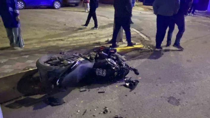 İş makinesi ile çarpışan motosikletli ağır yaralandı