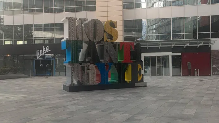 İş merkezinde tepki çeken ''Konstantiniyye'' heykeli