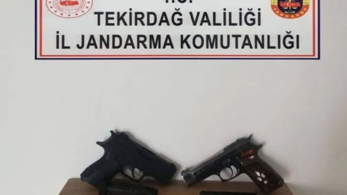 İş yerinde ruhsatsız tabancalarla yakalandı