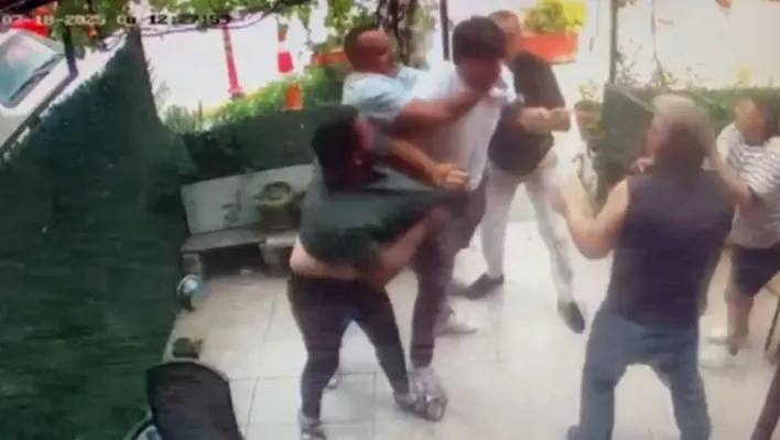 İş yerini basıp, esnafı yumrukladı