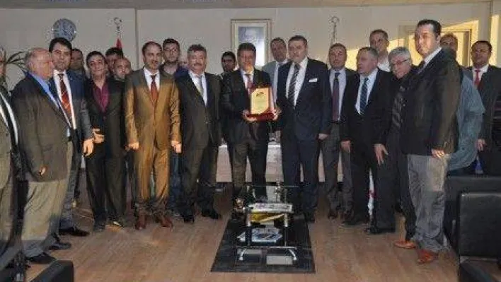 İş Adamlarından Tahir Sert'e Anlamlı Plaket