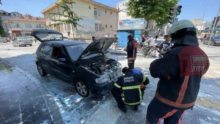 Işıkta bekleyen otomobilin motoru alev aldı