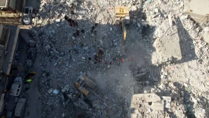 İskenderun'da arama-kurtarma çalışmaları drone ile görüntülendi