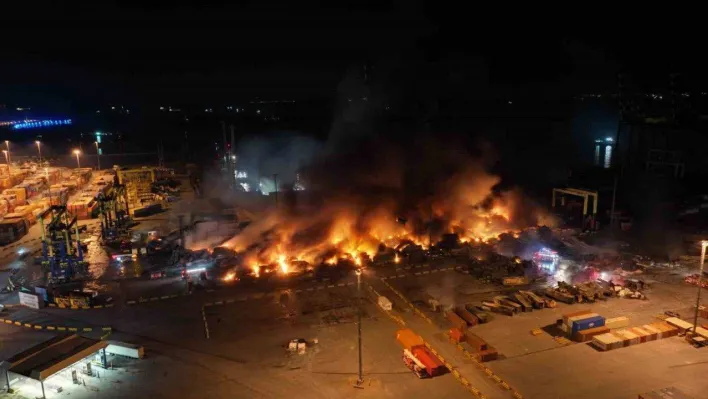 İskenderun Limanı'nda 54 saattir devam eden yangın dron ile havadan görüntülendi