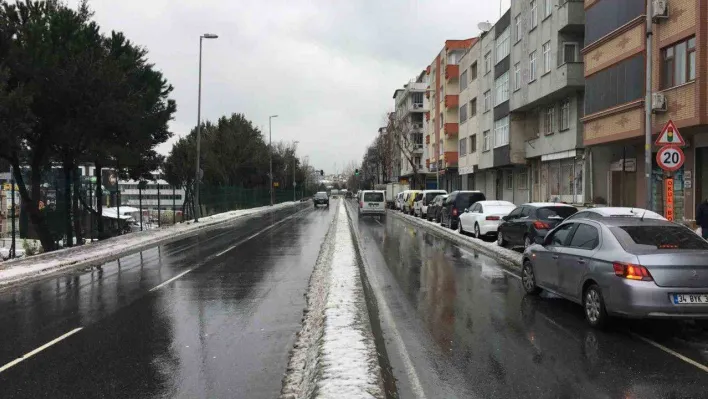 İstanbul'a beklenen kar yağışı geldi sevinci yarım kaldı 'Deprem nedeniyle üzüntümüz daha ağır basıyor'