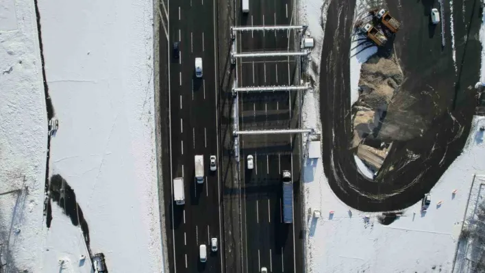 İstanbul'a kar yağdı yollar boş kaldı