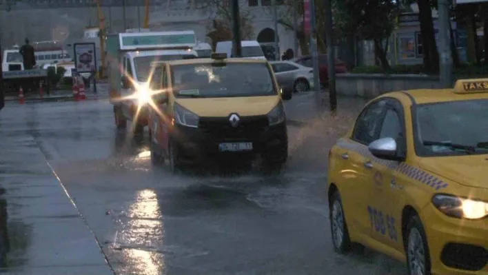 İstanbul Anadolu Yakası'nda sağanak yağış başladı