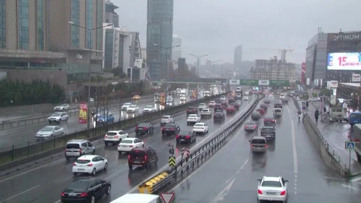 İstanbul Anadolu Yakasında sağanak yağış etkisini gösterdi