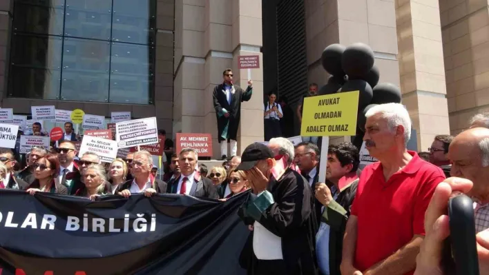 İstanbul Barosu avukatlarının Mehmet Pehlivan'ın tutuklanmasına itirazı sonrası ortalık karıştı