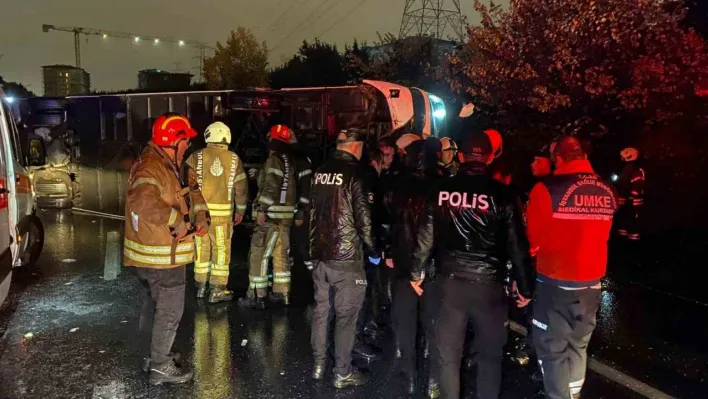 İstanbul Bayrampaşa'da yolcu otobüsü devrildi. Çok sayıda yaralı var