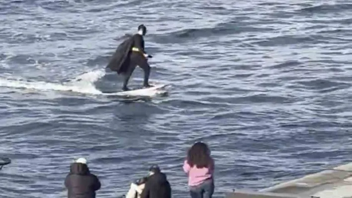 İstanbul Boğazı'nda 'Batman' sörf yaparken 'Örümcek Adam' scooter kullandı